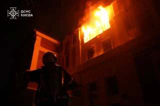 Внаслідок російської атаки у Києві загорівся житловий будинок / t.me/dsns_telegram