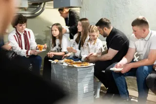 Зеленські їли піцу з дітьми в укритті  / t.me/V_Zelenskiy_official