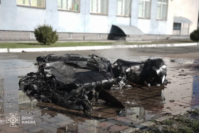 Фото уламків дрона, які впали на територію однієї з київських шкіл / t.me/dsns_telegram