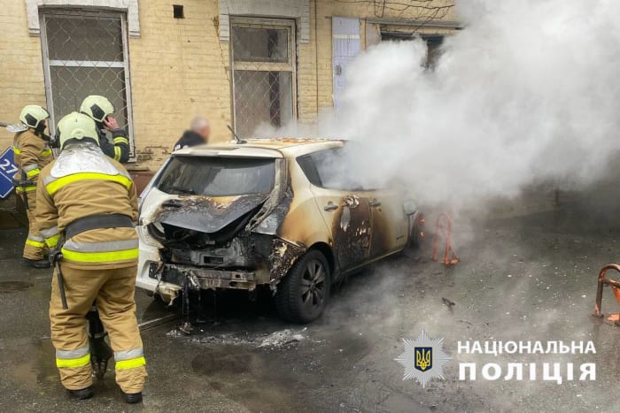 www.facebook.com/UA.KyivPolice / У Києві палало авто 