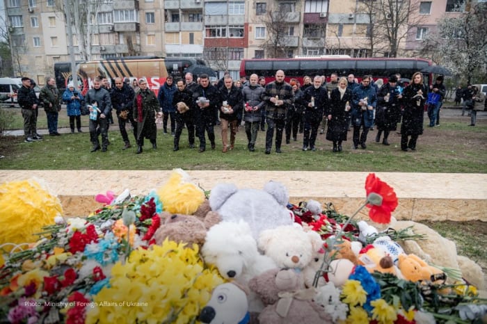  Іноземні посли вшанували пам'ять жертв касетного удару по Кривому Рогу / x.com/andrii_sybiha