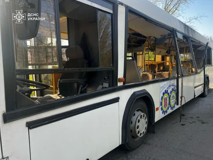 У Марганці російський дрон влучив в автобус / t.me/dsns_telegram
