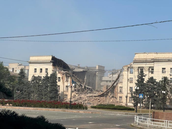 Росіяни зруйнували будівлю Херсонської ОДА / t.me/kherson_miskrada