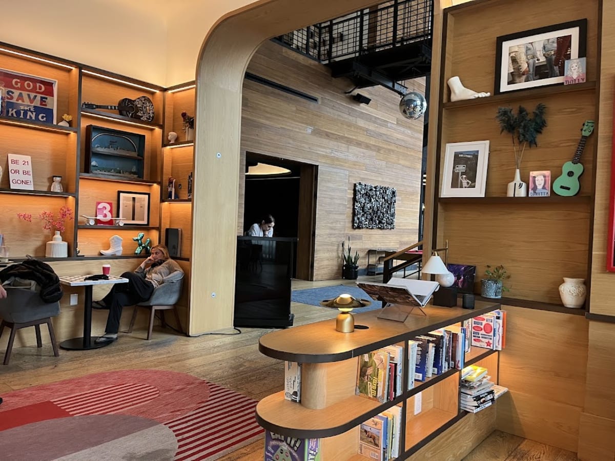 Funny Library Coffee Shop - Photo 3