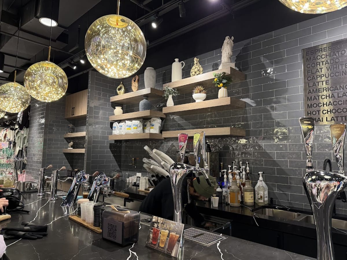 Landmark Cafe - Photo 5