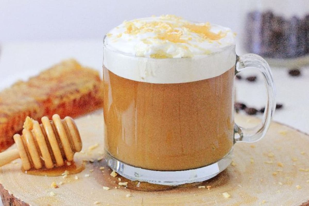 The hole in the wall cafe - Photo 2