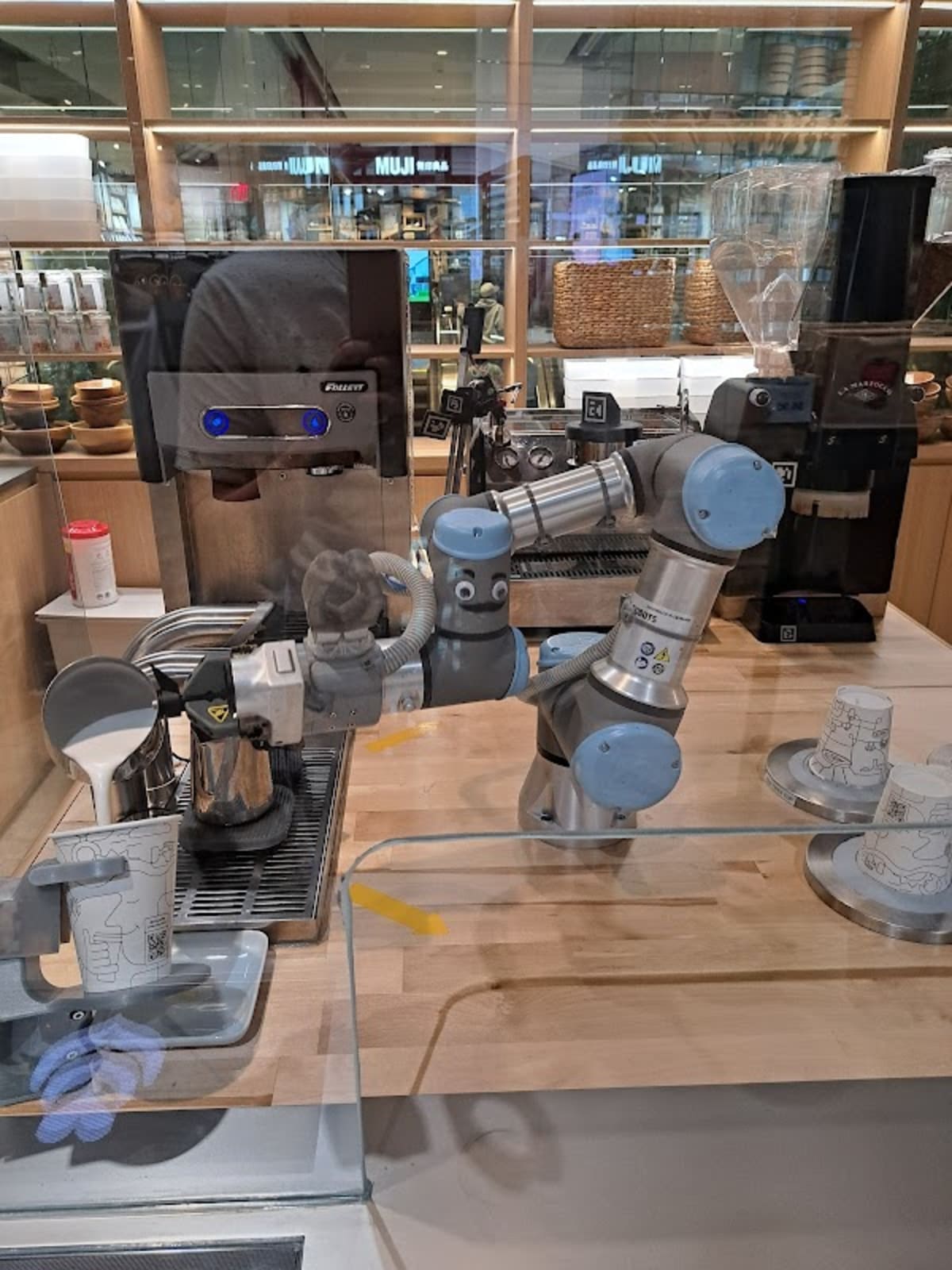 Artly Robot Coffee @ MUJI Hudson Yards - Photo 2