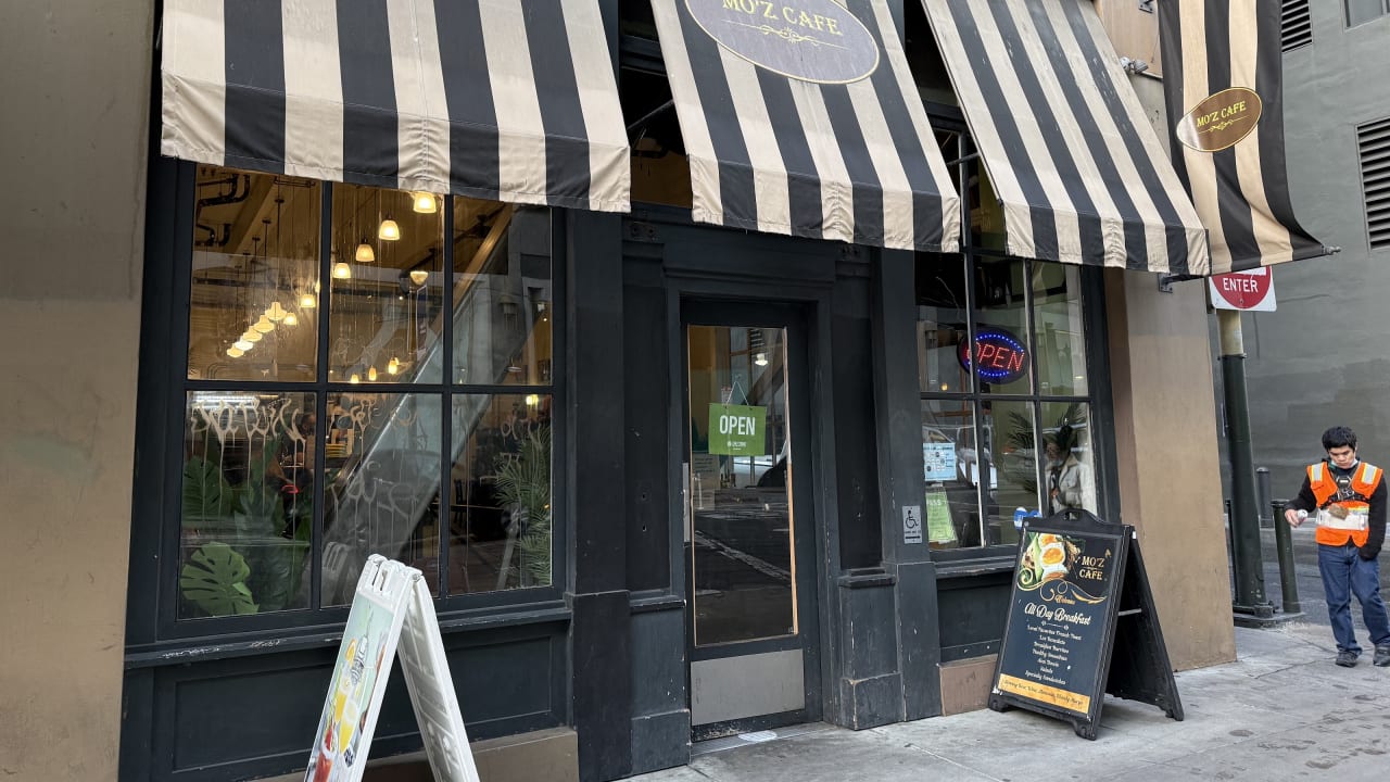 Mo'z Cafe - Photo 1