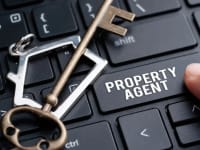 Ilustrasi panduan memilih agen properti terbaik untuk transaksi jual beli rumah