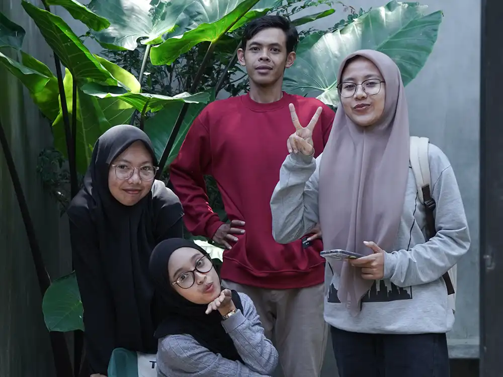 Tim ATASI bekerja bersama