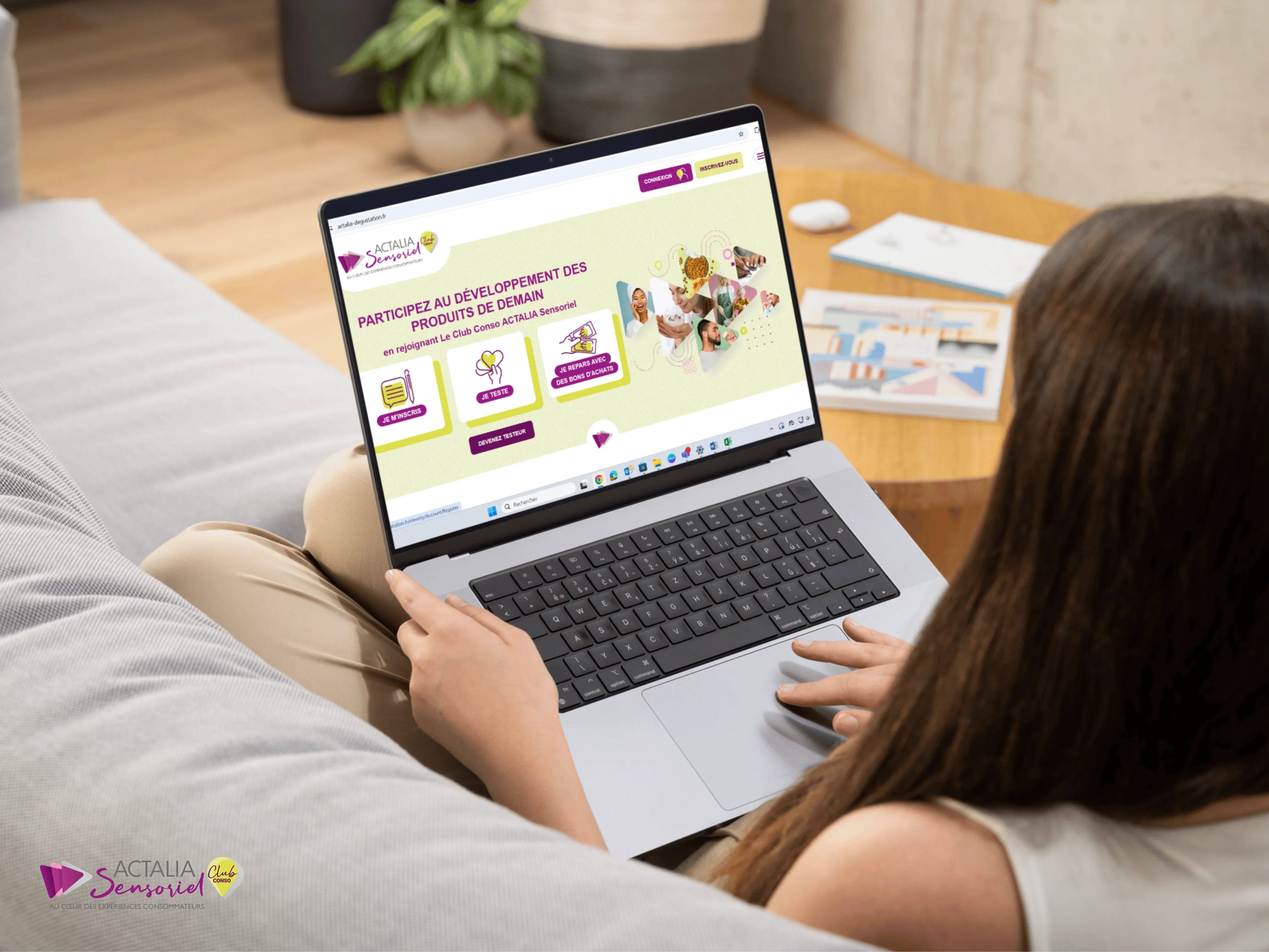 Femme entrain de se connecter sur son compte Actalia Sensoriel 