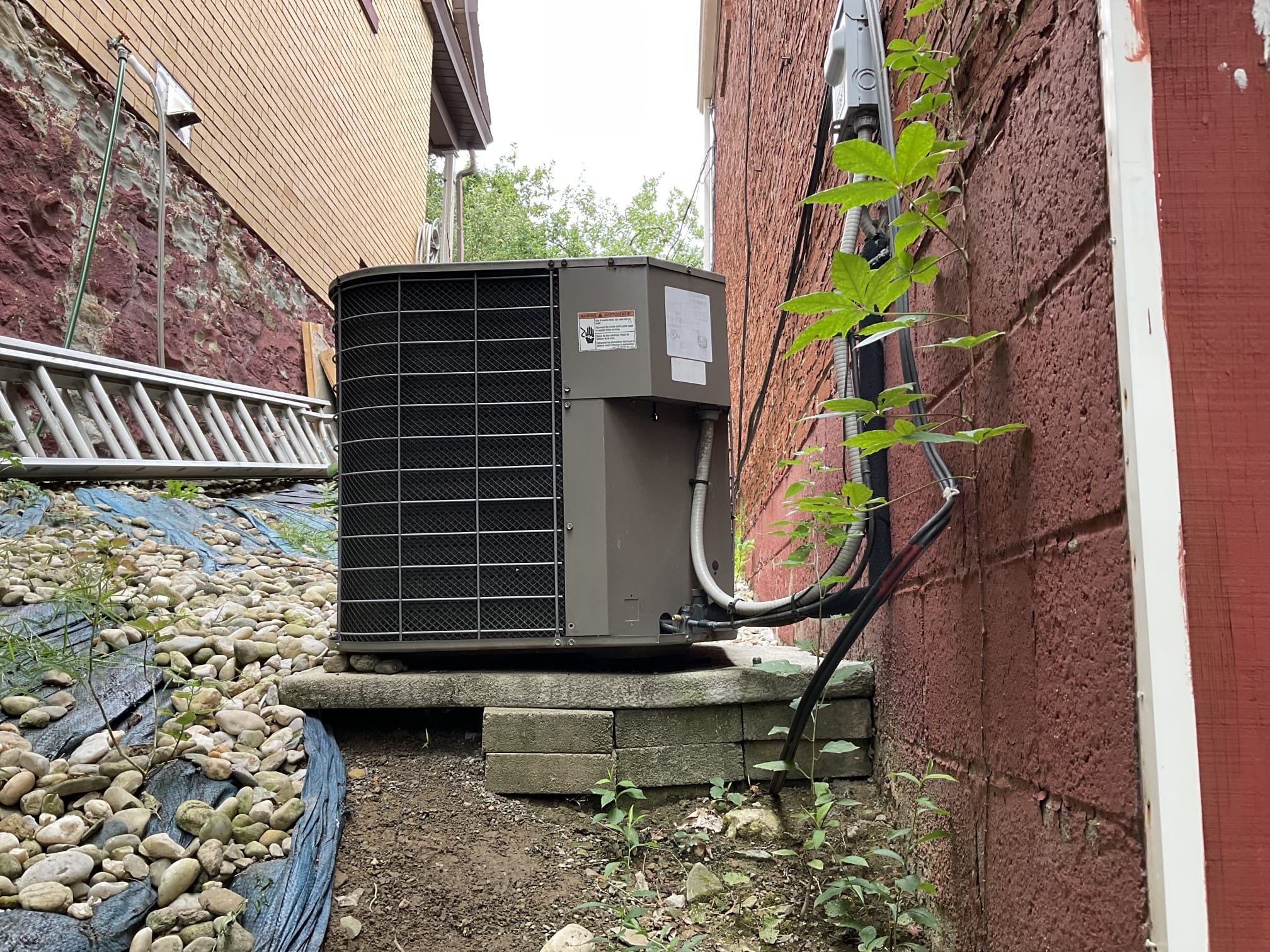 Trust Boehmer Heating & Cooling for reliable outdoor AC installations that blend seamlessly with any residential setup.