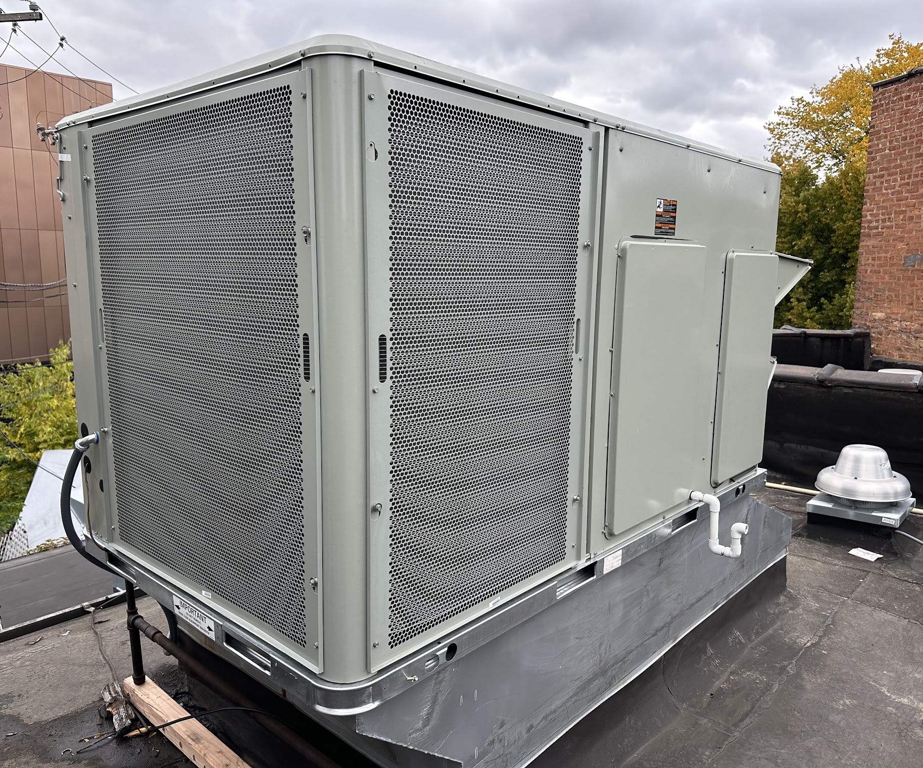 Reliable rooftop comfort starts with precise installation and lasting workmanship from Oasis Heating and Cooling for your building.