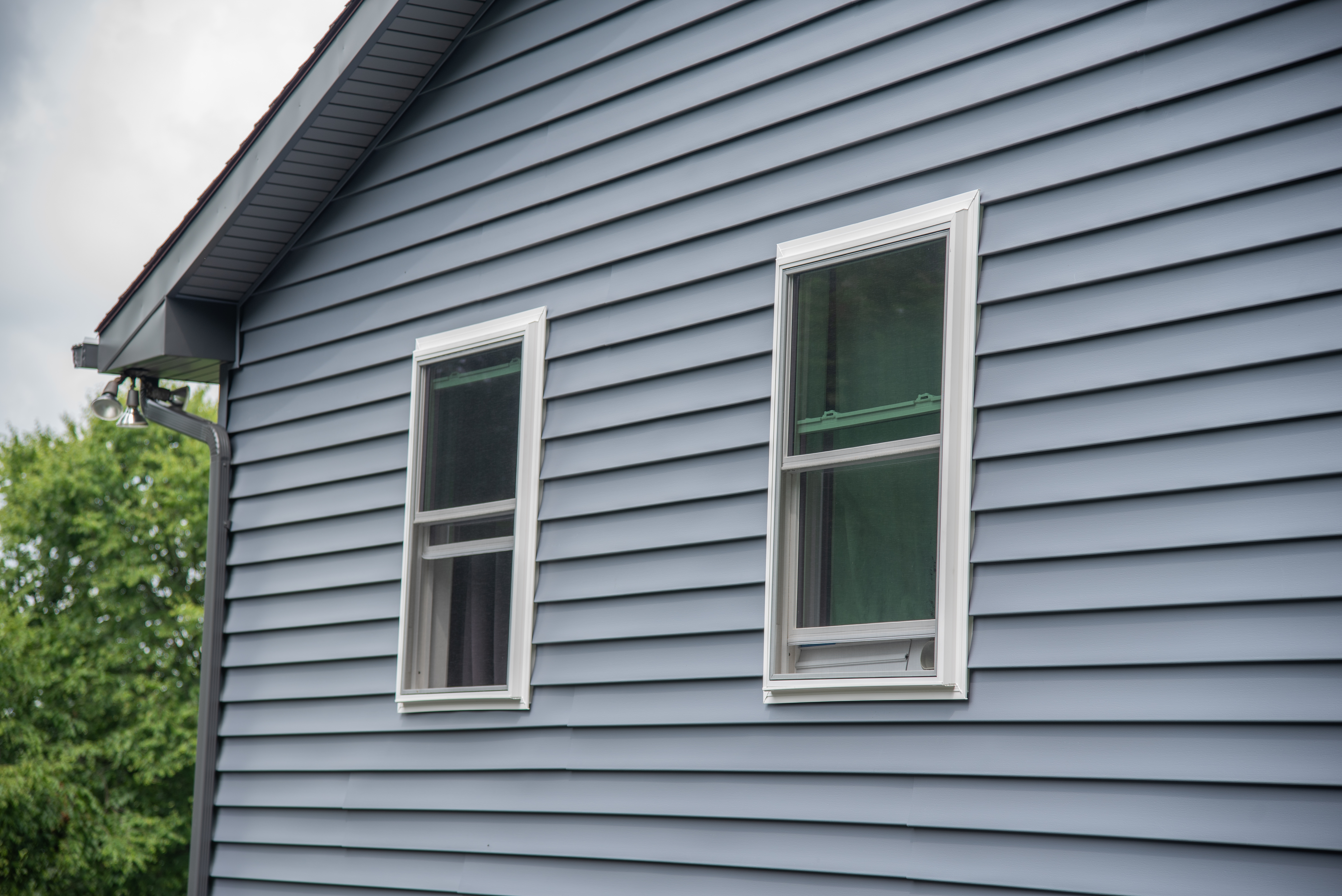 Enhance your home's exterior with Mast Roofing & Construction's top-quality siding and window installation services.