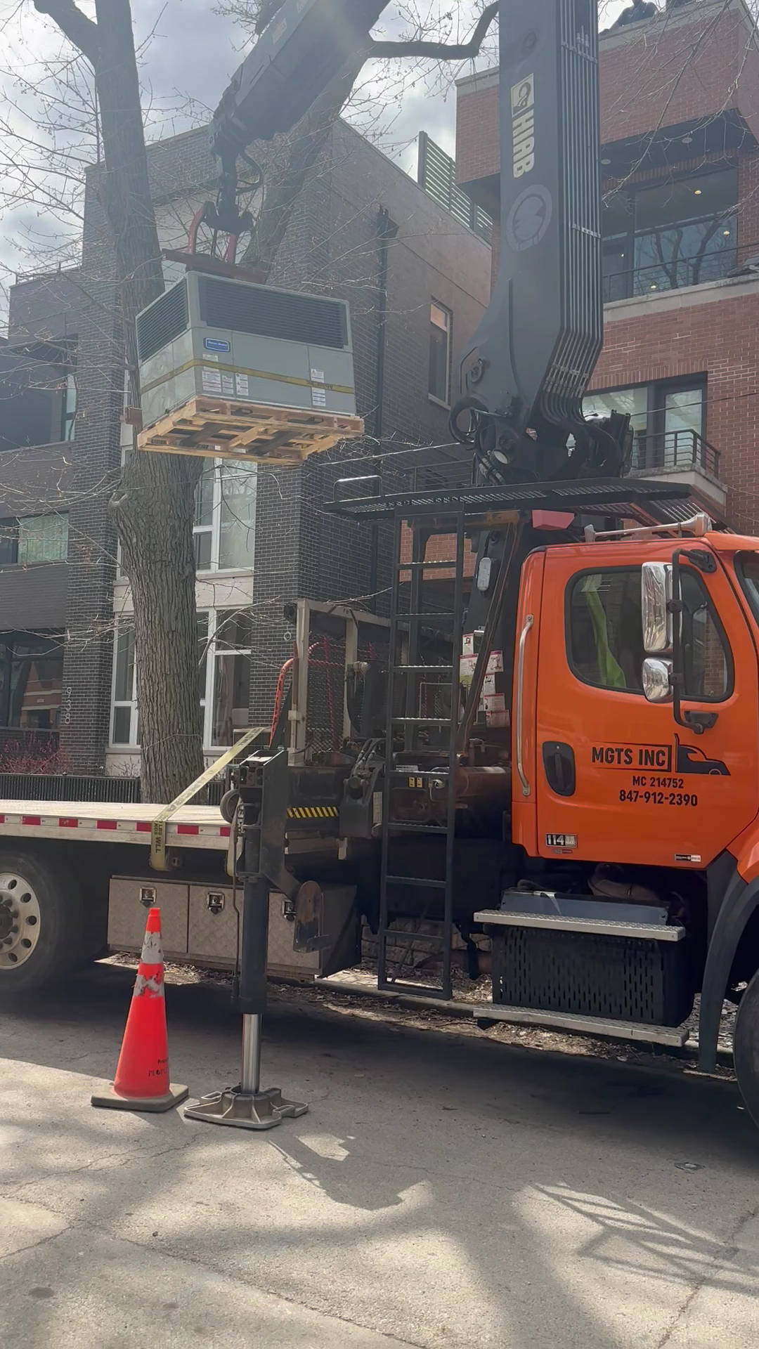 Skilled rooftop equipment delivery and careful on-site handling showcase Oasis Heating and Cooling’s commitment to safety and lasting performance.