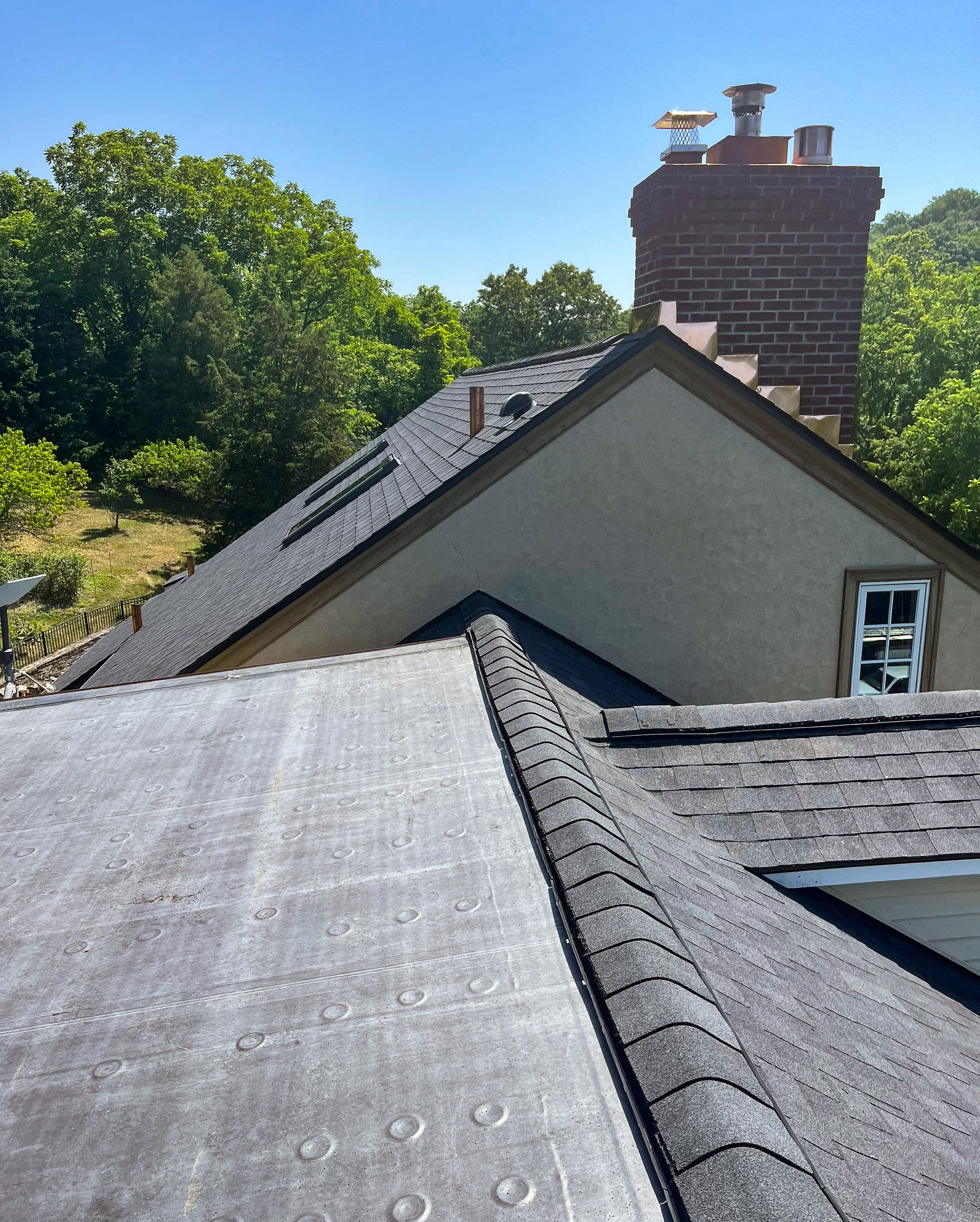 Experience top-notch roofing excellence with Mast Roofing & Construction and elevate your home's curb appeal!