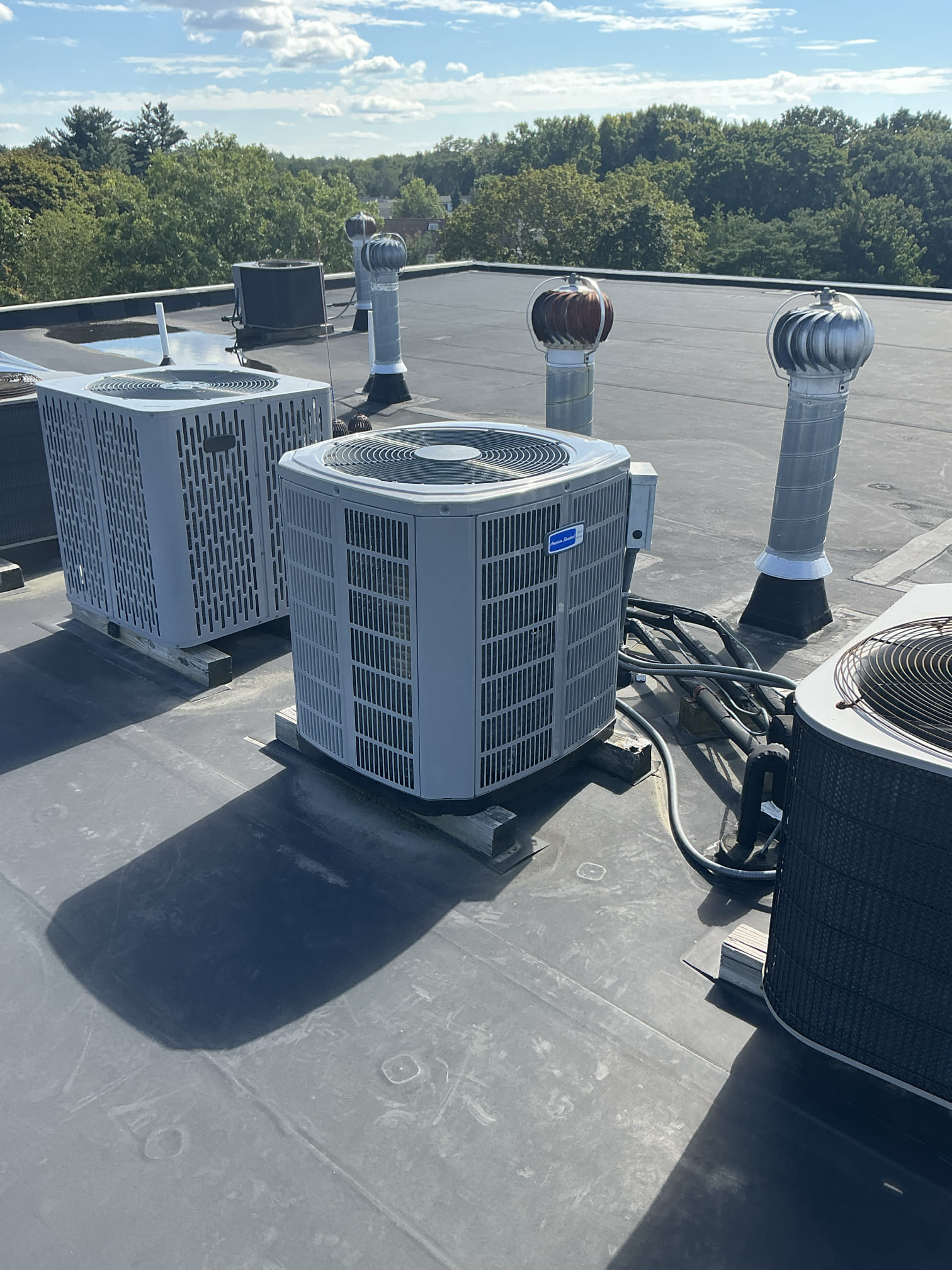 Reliable rooftop HVAC service from Akian Plumbing, Heating, Cooling & Electric showcases clean installation and dependable performance for multi-unit buildings.