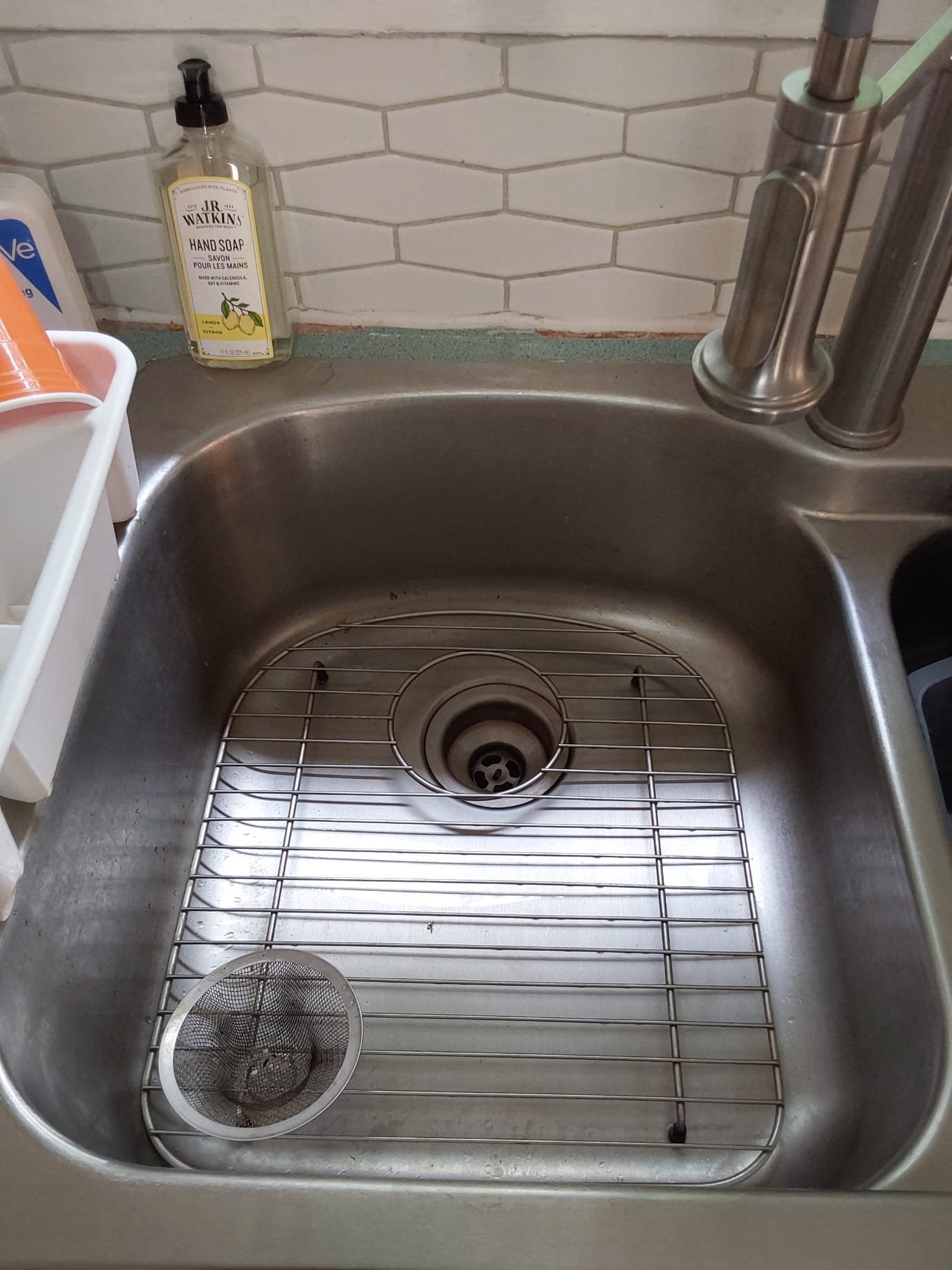 Experience sparkling clean sinks with [Business Name] - where quality and professionalism meet.