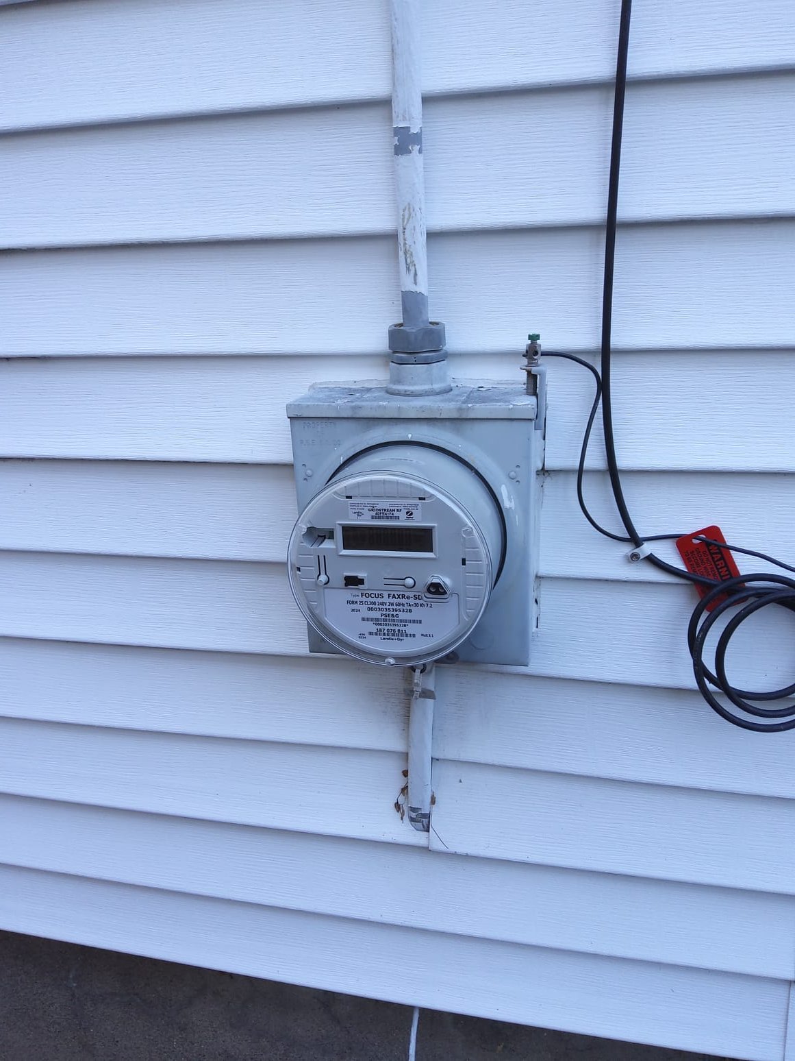 Ensure your home is powered safely and efficiently with Service Professionals, your trusted partner in outdoor electrical solutions.