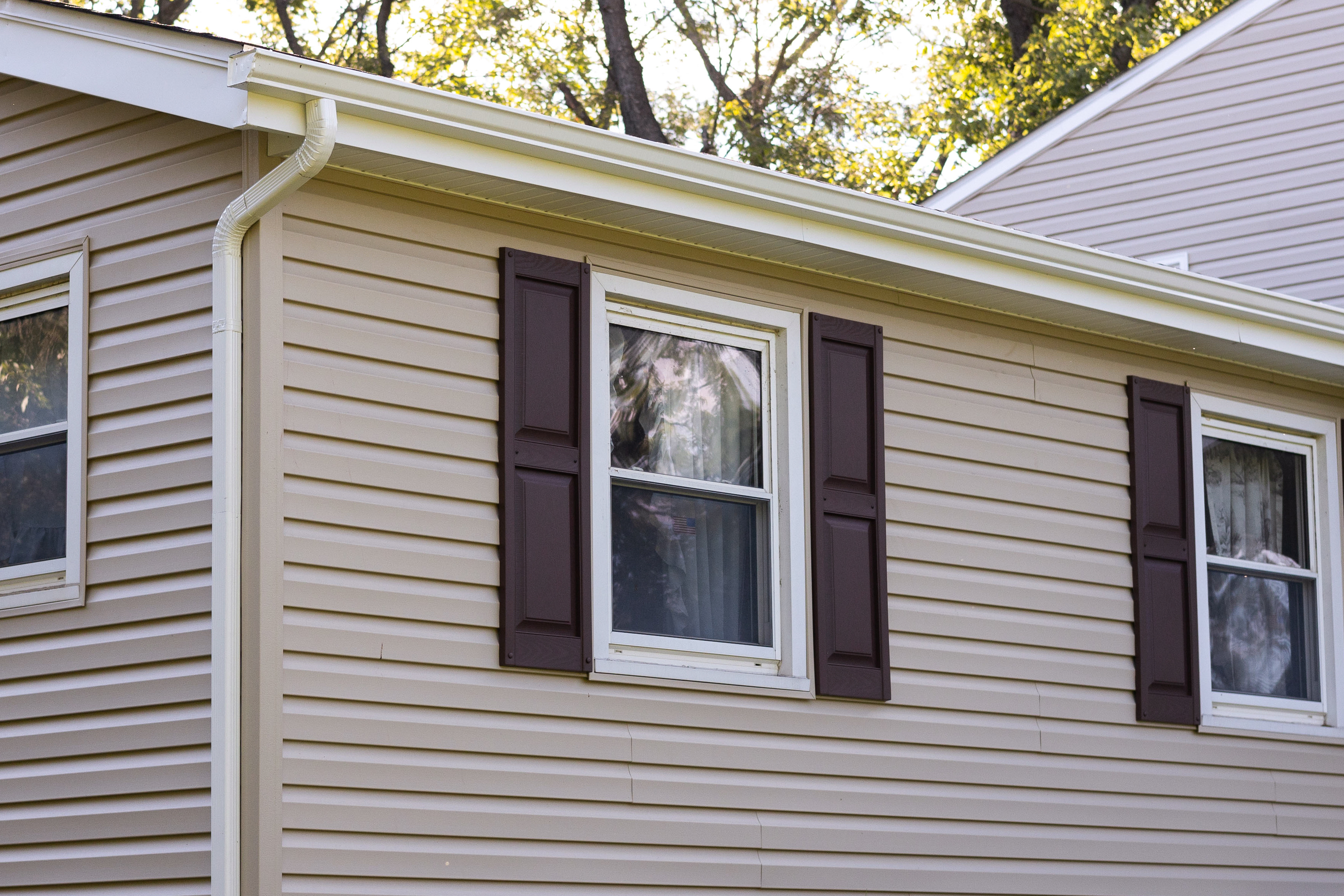 Enhance your home's curb appeal with expert siding and window installations by Mast Roofing & Construction.