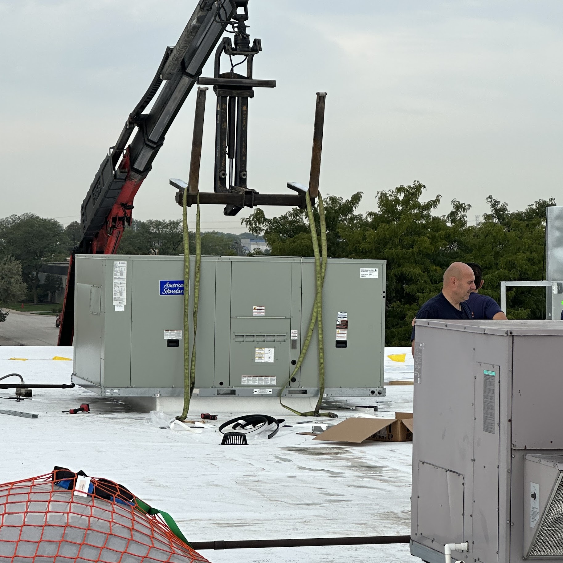 Confident rooftop installation and careful lifting show Oasis Heating and Cooling’s commitment to safe, reliable commercial HVAC service.