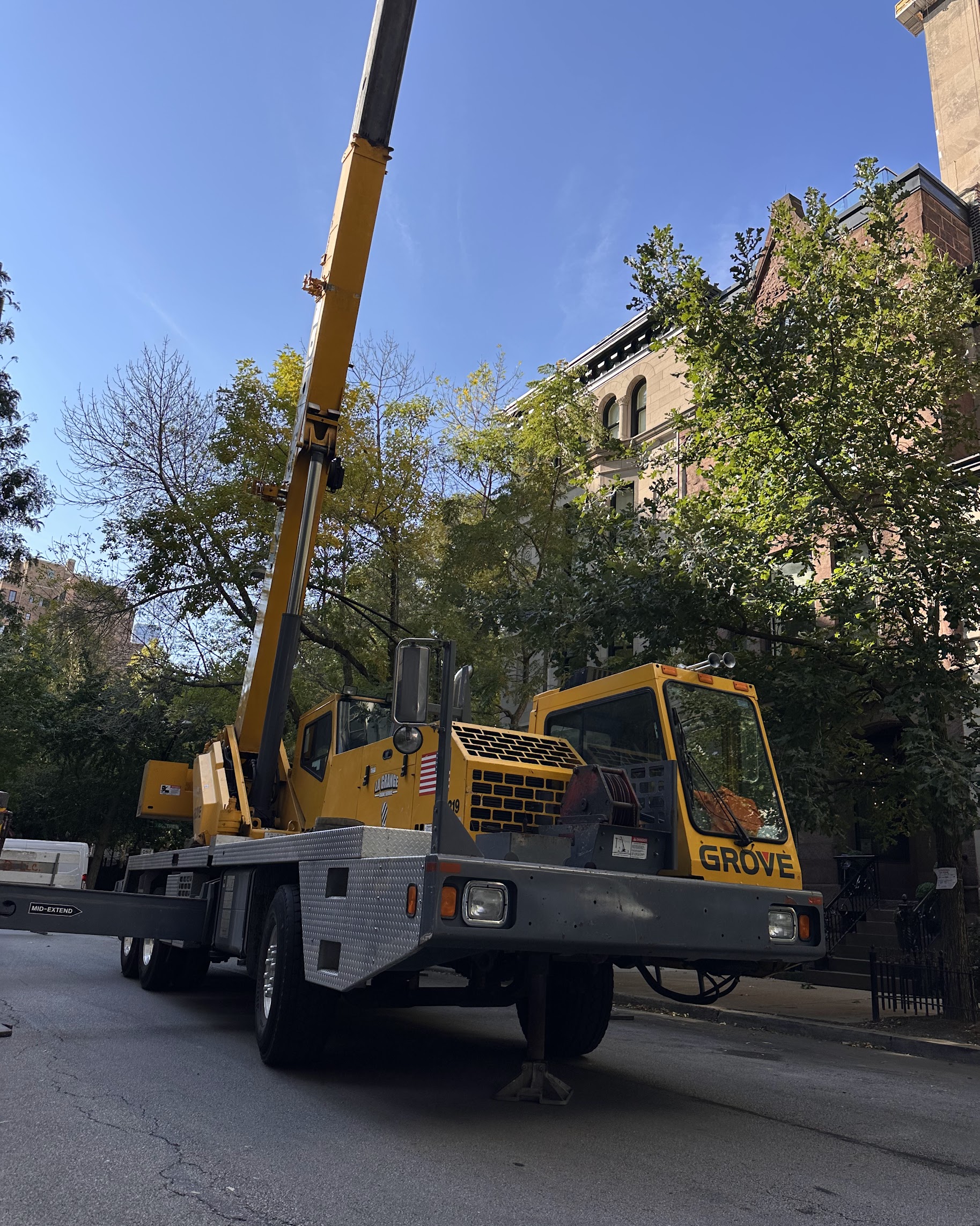 Reliable city‑scale equipment and careful setup show Oasis Heating and Cooling delivers professional, safe service when jobs require heavy lifts.