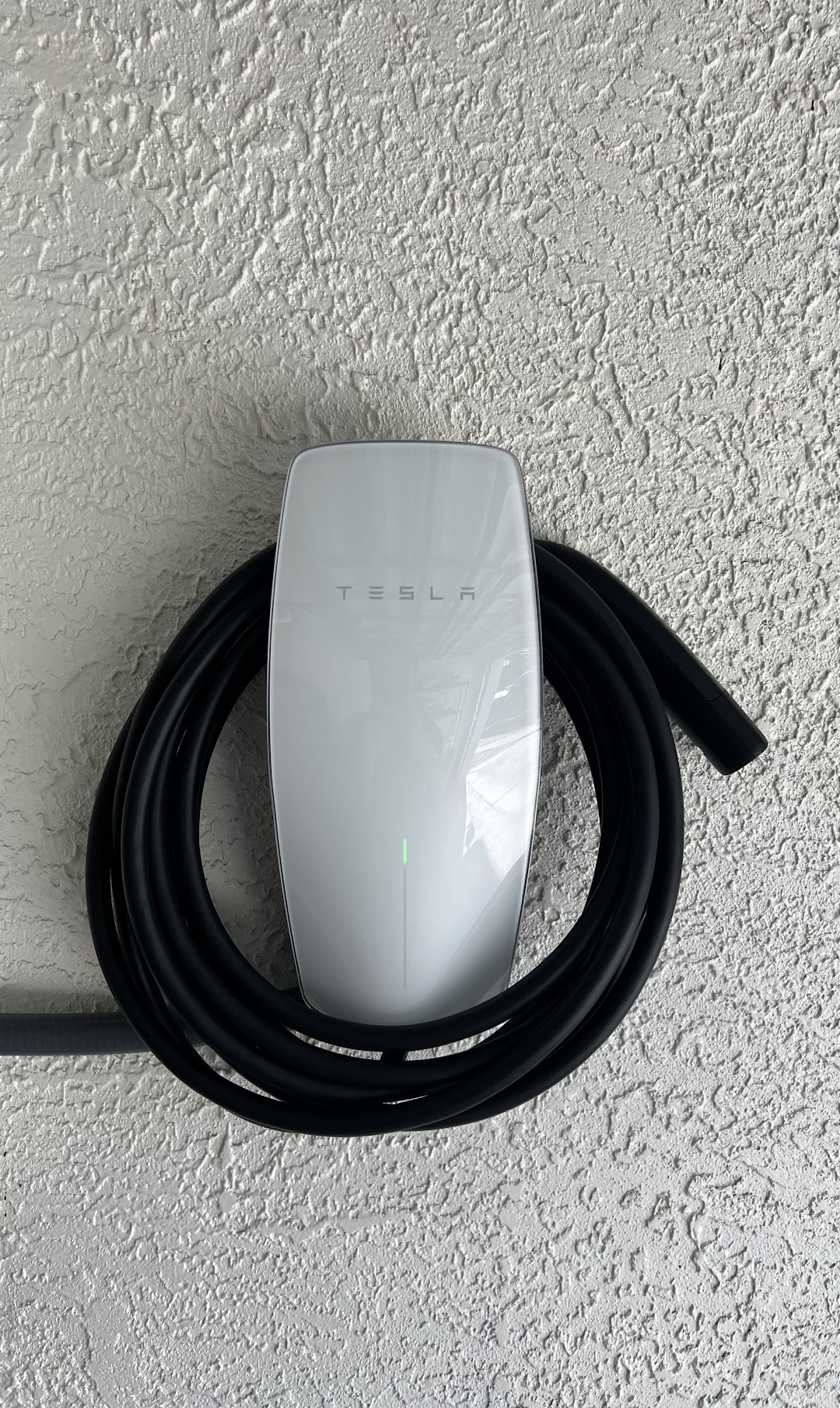 Luminous Electric seamlessly integrates advanced EV charging solutions with precision and style, ensuring your energy future is bright.