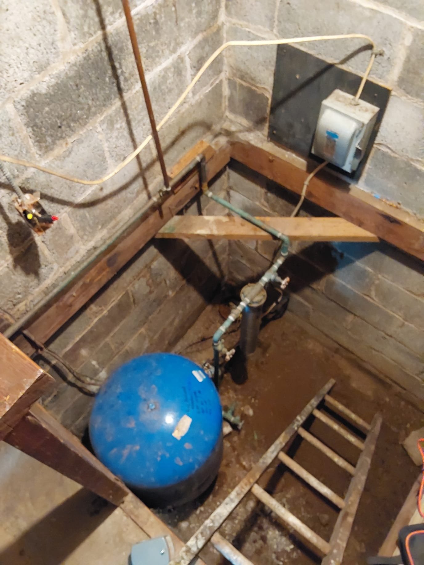 Ensure your home's plumbing efficiency with AquaTech - experts in seamless water tank installations.