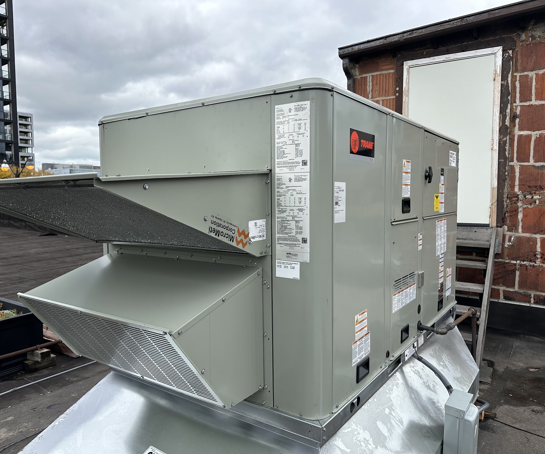 A clean, professionally installed rooftop HVAC unit shows the dependable craftsmanship customers expect from Oasis Heating and Cooling.