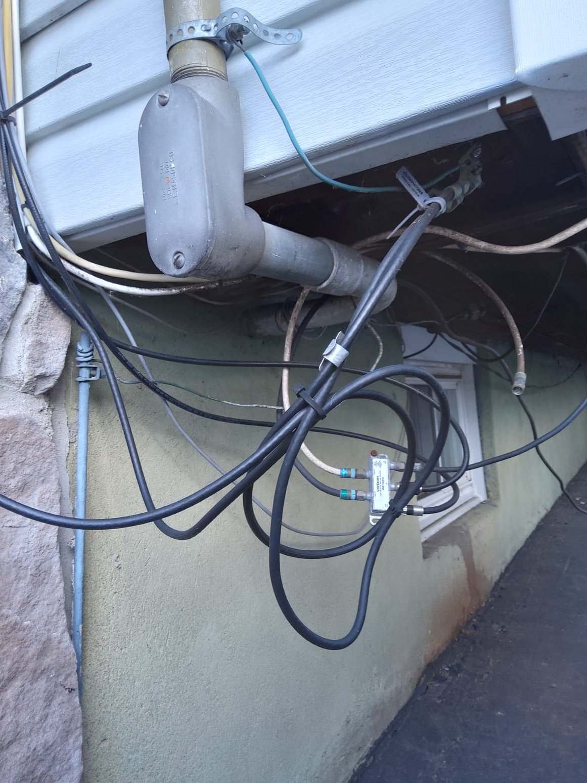 Service Professionals ensure quality installations even in complex exterior setups, showcasing our expertise in handling diverse cable arrangements.