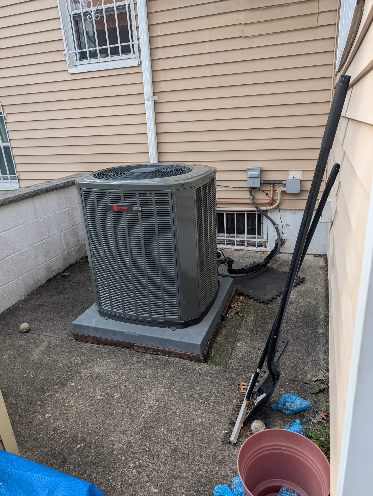 Experience quality and professionalism with Service Professionals, your trusted partner for reliable air conditioning solutions.