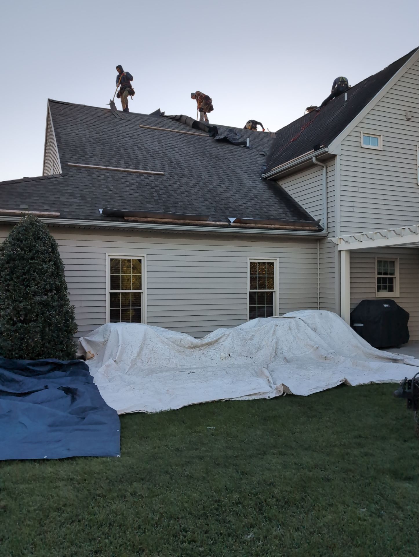 Skilled crews from Mosaic Roofing & Exteriors replace shingles with care and protect your yard, delivering durable roofing results.