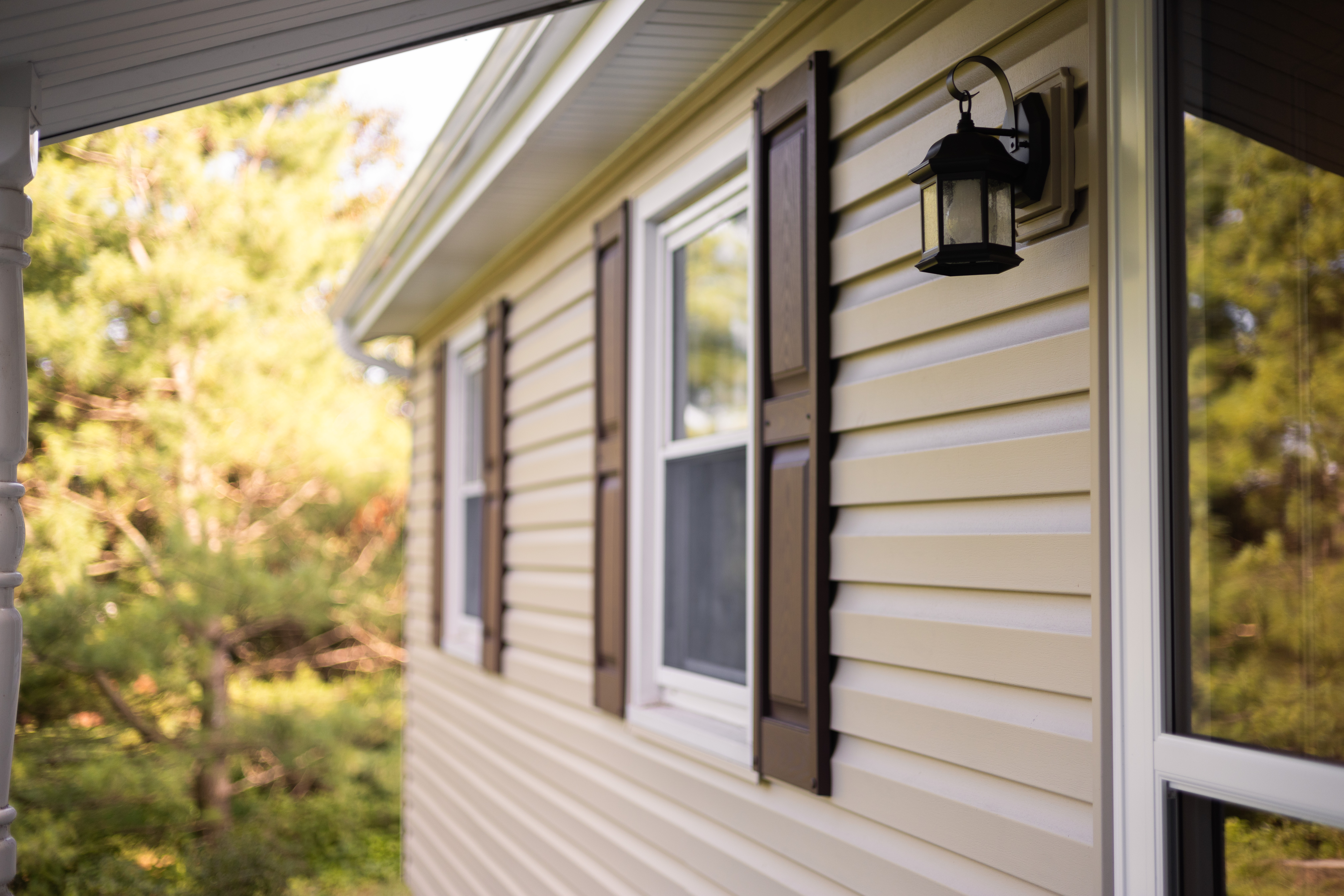 Enhance your home's exterior with Mast Roofing & Construction's expert siding and installation services.