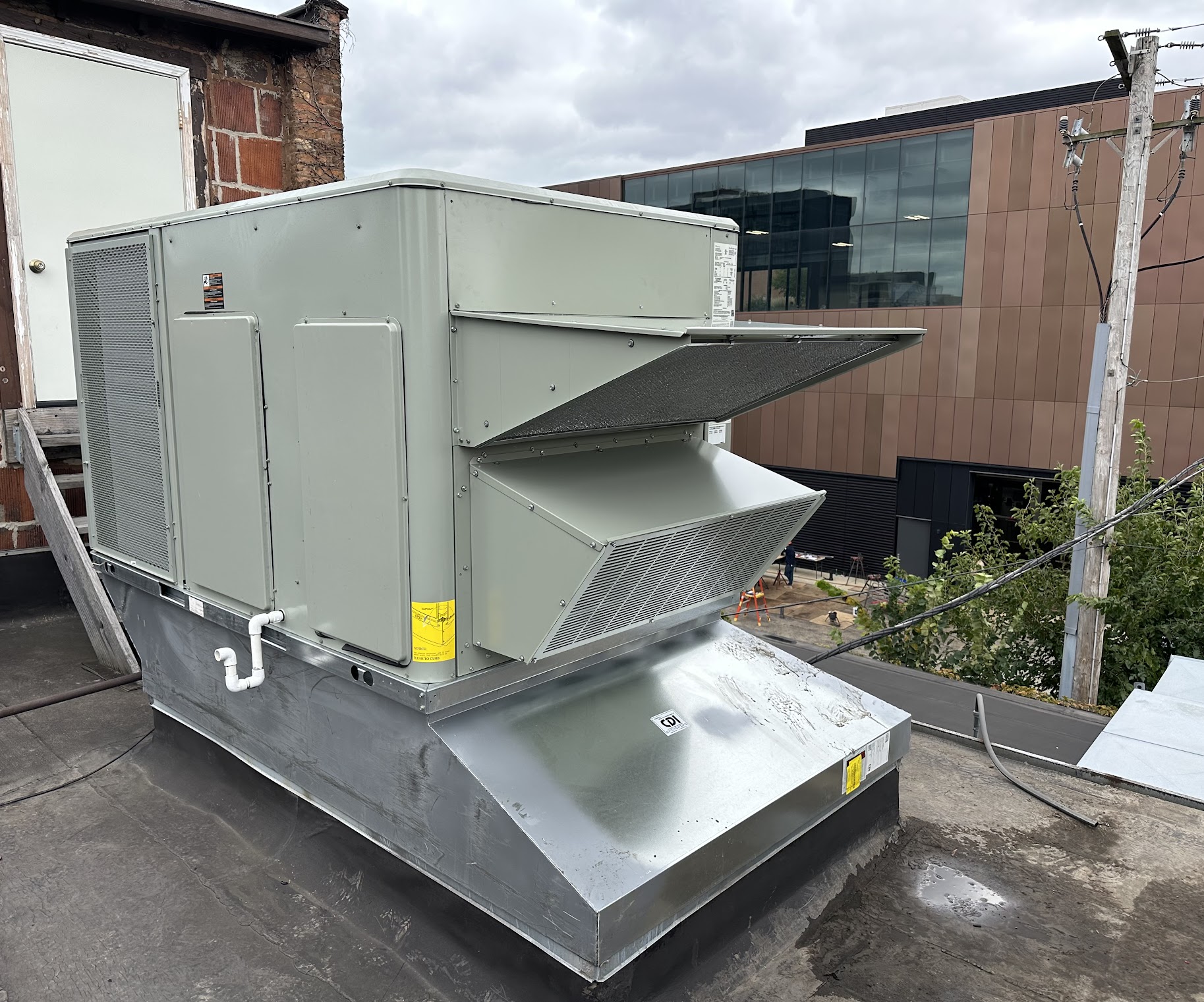 Dependable rooftop HVAC service from Oasis Heating and Cooling, demonstrating clean installation and visible attention to long term performance.