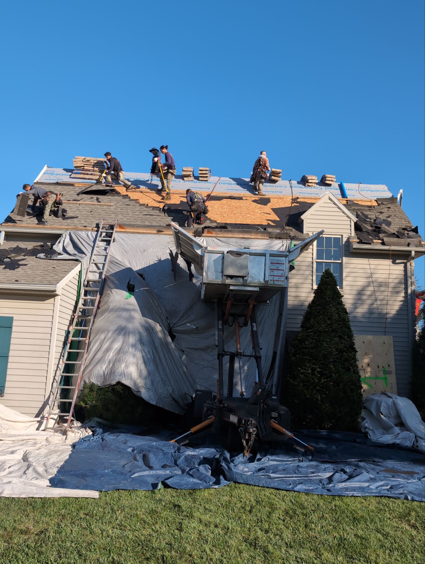 Skilled crews from Mosaic Roofing & Exteriors efficiently replace the roof while protecting your property, demonstrating reliable craftsmanship.