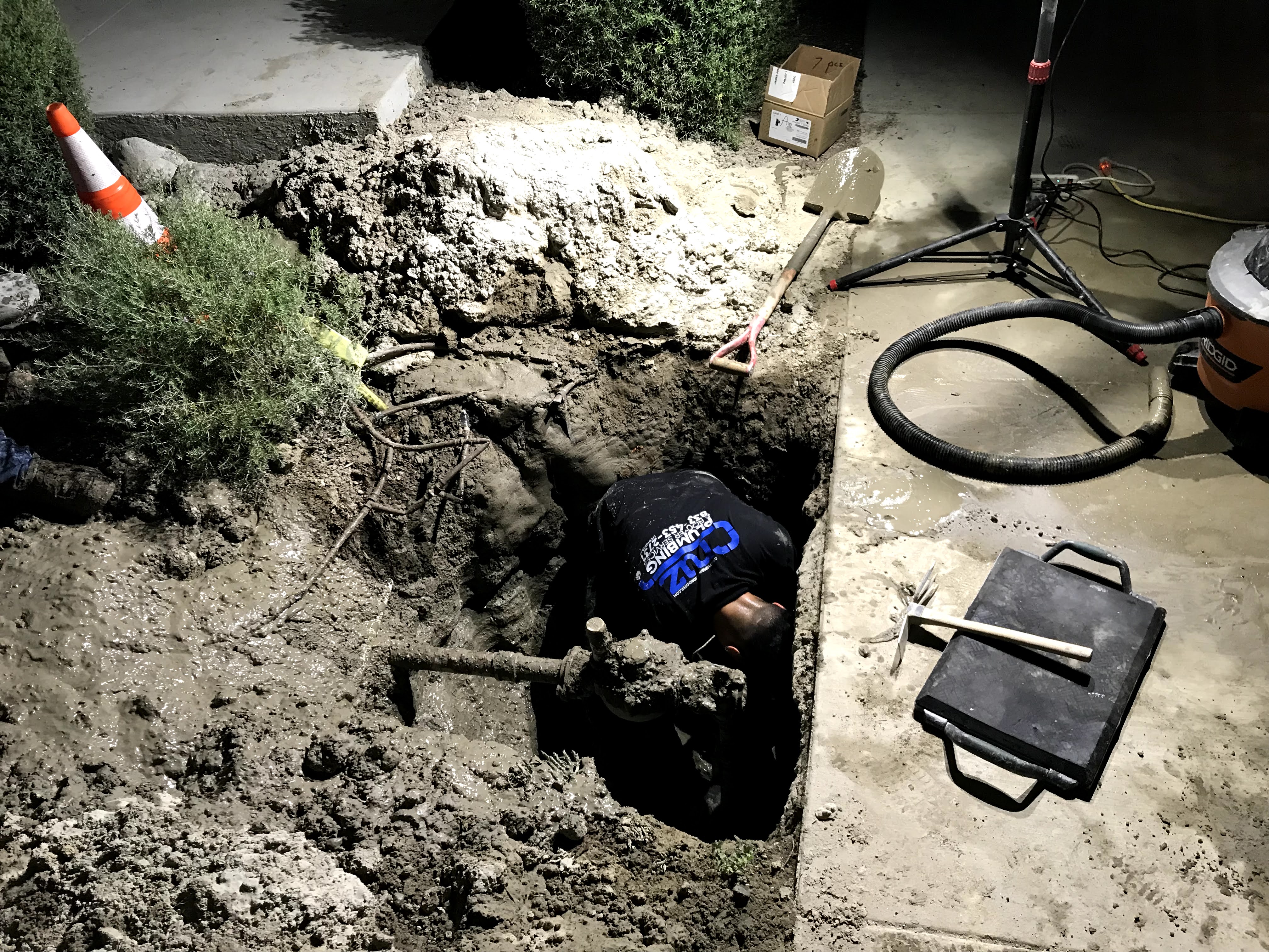 A Cruz Plumbing & Rooter Services technician works late to restore your drainage quickly and professionally, minimizing disruption and mess.