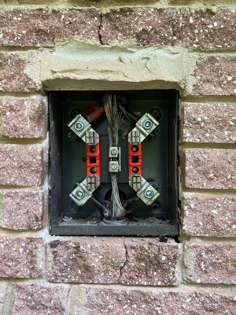 Secure your home with Aardvark Electric, Inc.'s top-notch electrical services!