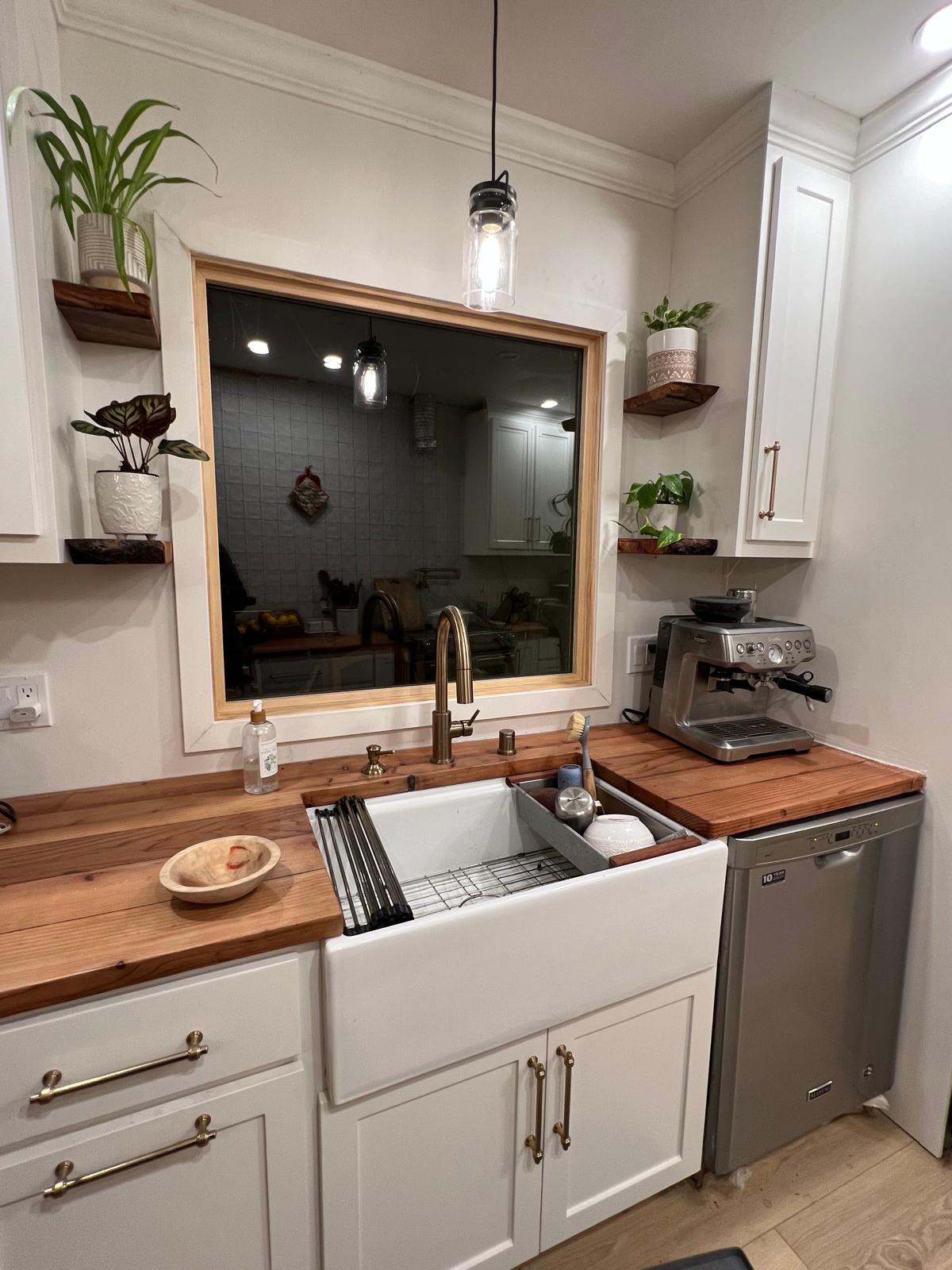 Clean, thoughtfully installed fixtures and a polished brass faucet show Big Island Plumbing’s commitment to lasting craftsmanship in your kitchen.