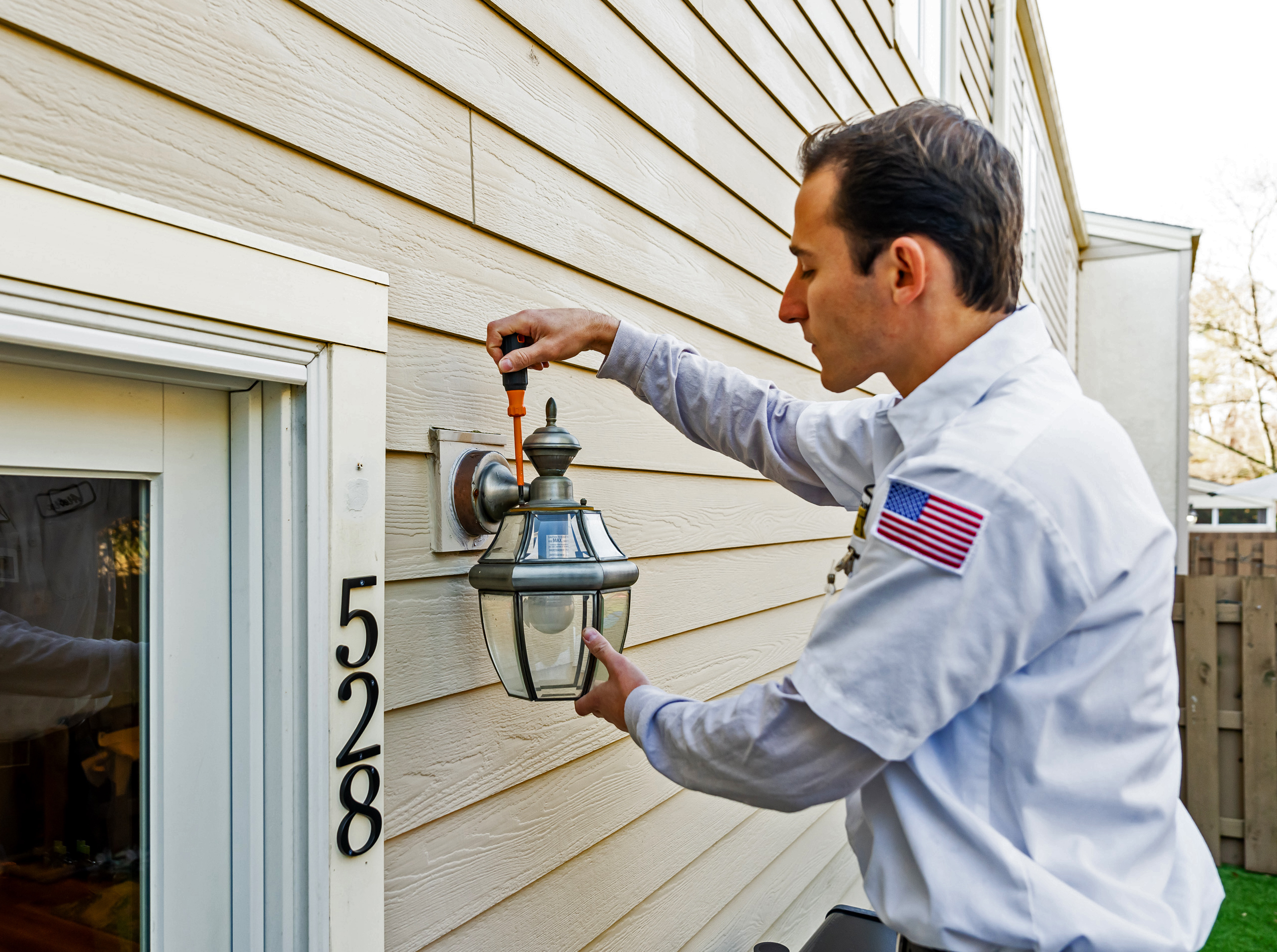 Wes Carver Electric: Experience quality lighting installation with a focus on professionalism and reliability.