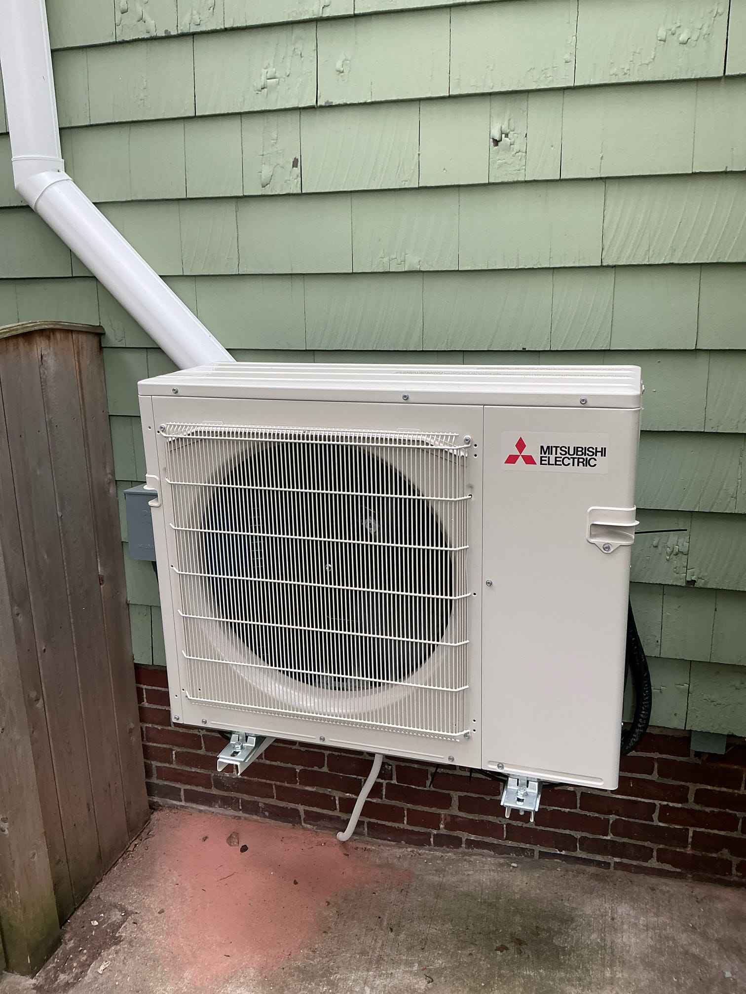 Expert installation and tidy mounting showcase Akian Plumbing, Heating, Cooling & Electric's commitment to reliable HVAC performance and lasting results.