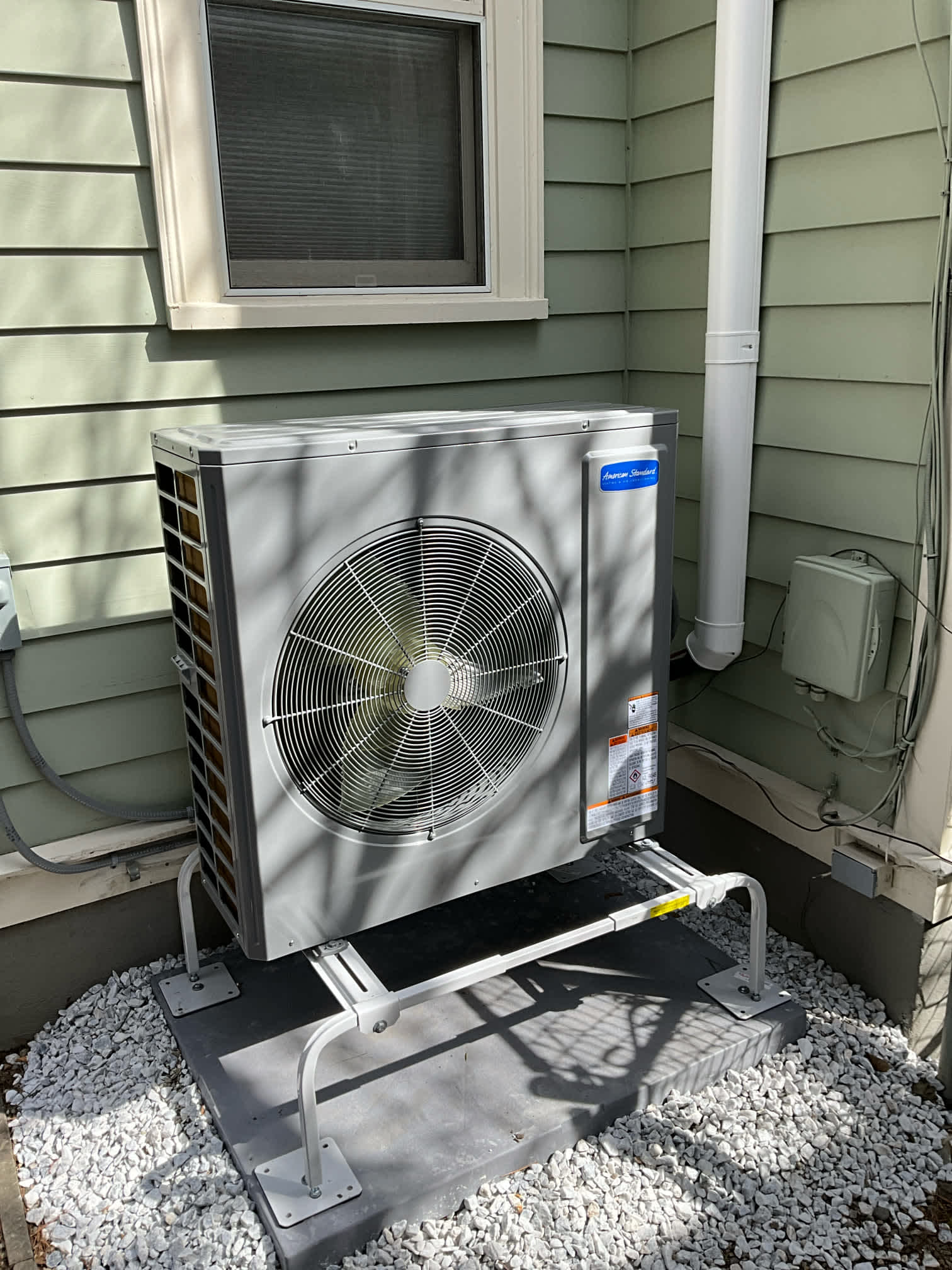 Akian Plumbing, Heating, Cooling & Electric installed this clean, professionally mounted outdoor heat pump to deliver reliable, efficient comfort.