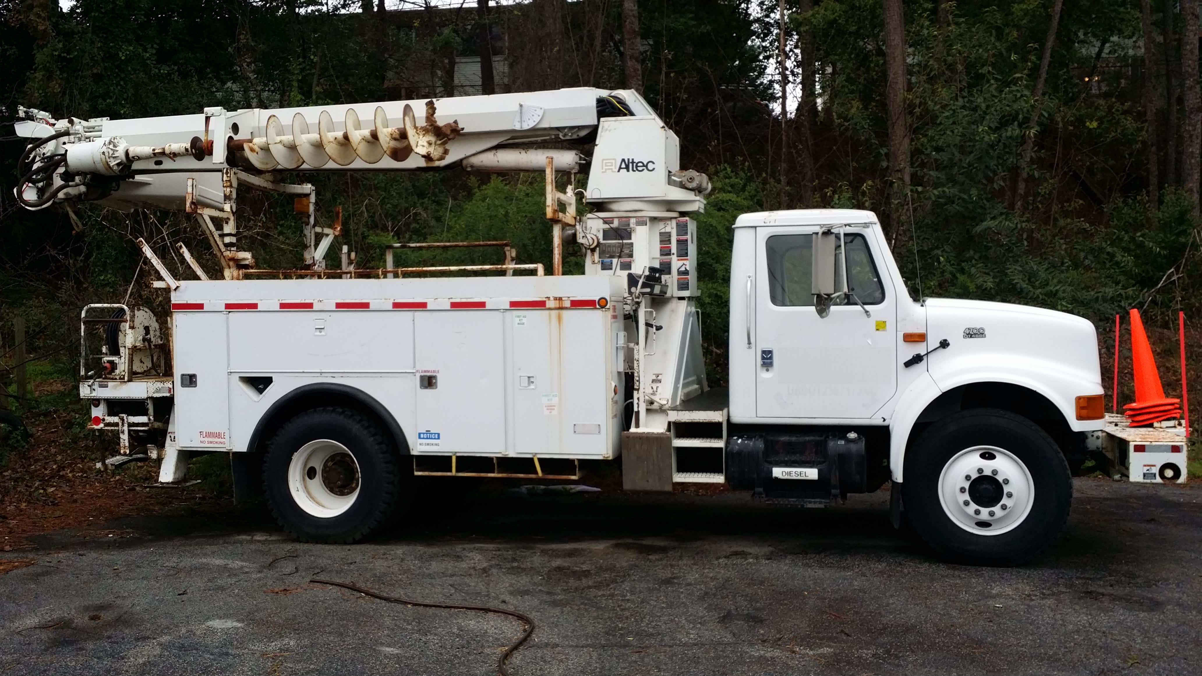 Aardvark Electric, Inc. - Equipped for precision and safety in every project.