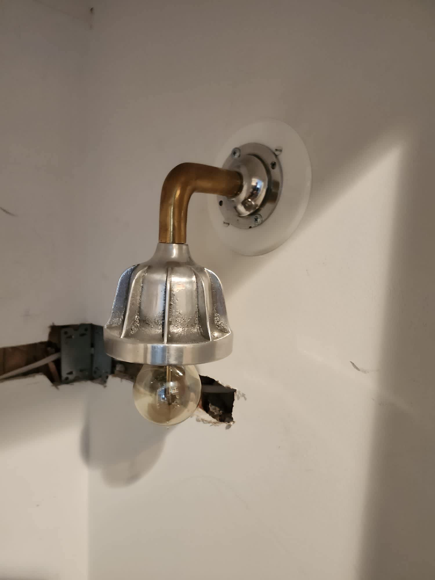 Service Professionals ensure that your home’s lighting installations are trendy and perfectly aligned with modern aesthetics, even amidst ongoing renovations.