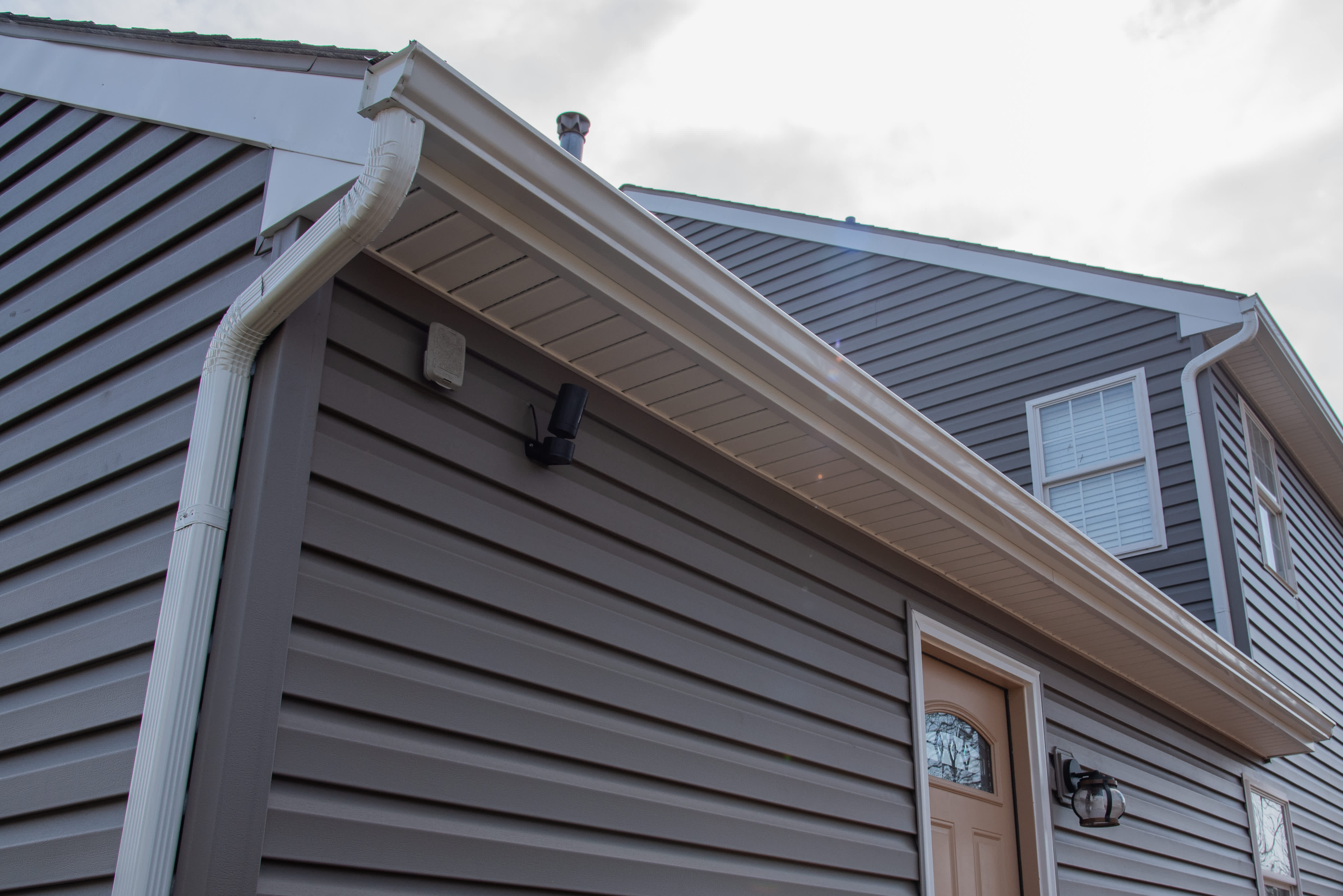 Experience premium quality siding and gutter solutions with Mast Roofing & Construction.