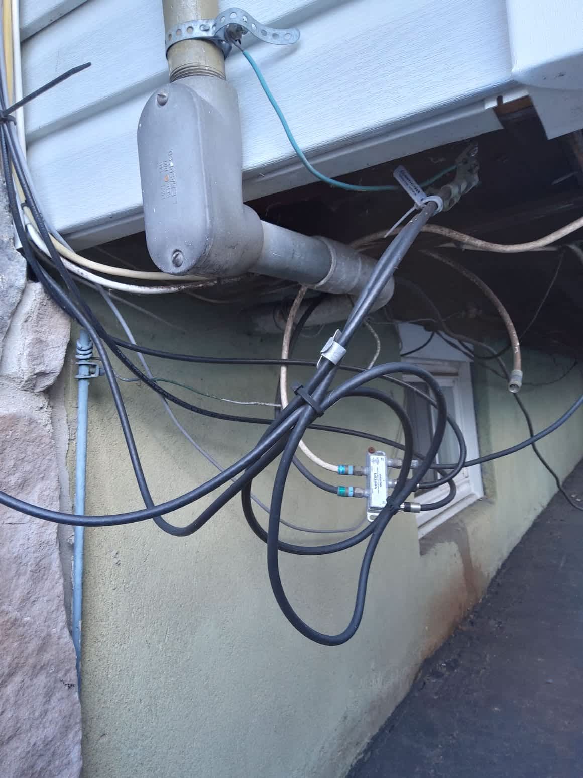 Service Professionals ensure quality installations even in complex exterior setups, showcasing our expertise in handling diverse cable arrangements.