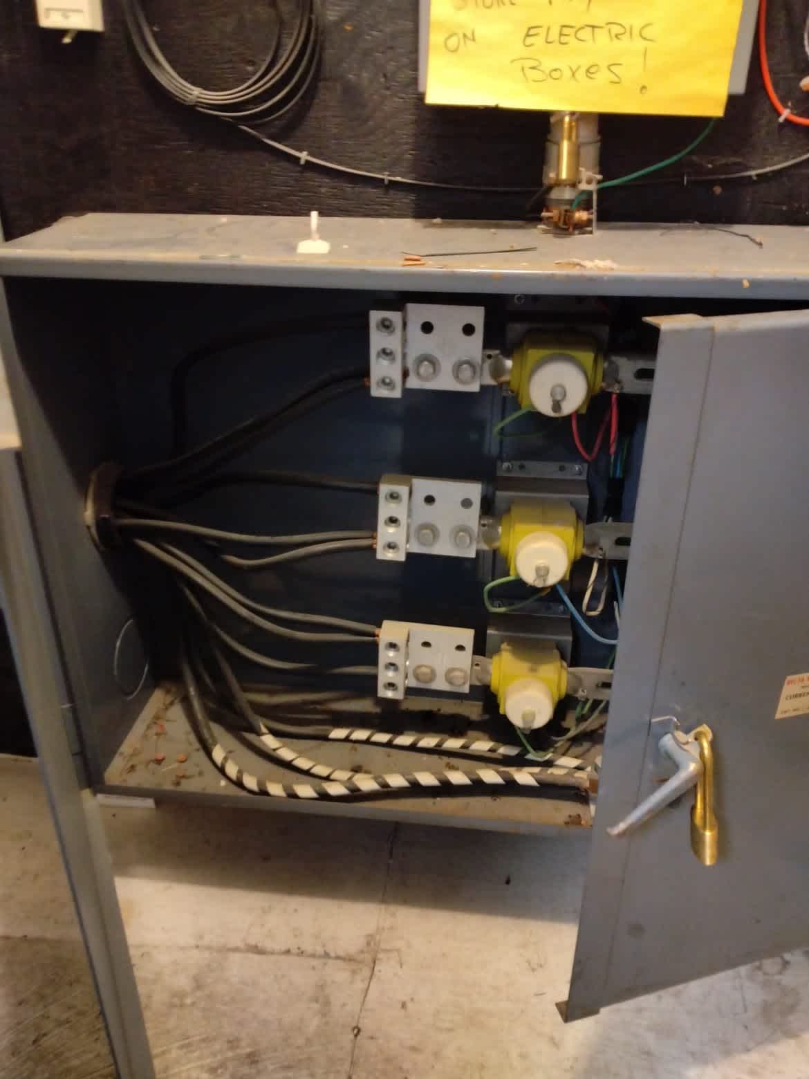 Service Professionals: Ensuring safety and efficiency with meticulous attention to your electrical needs.