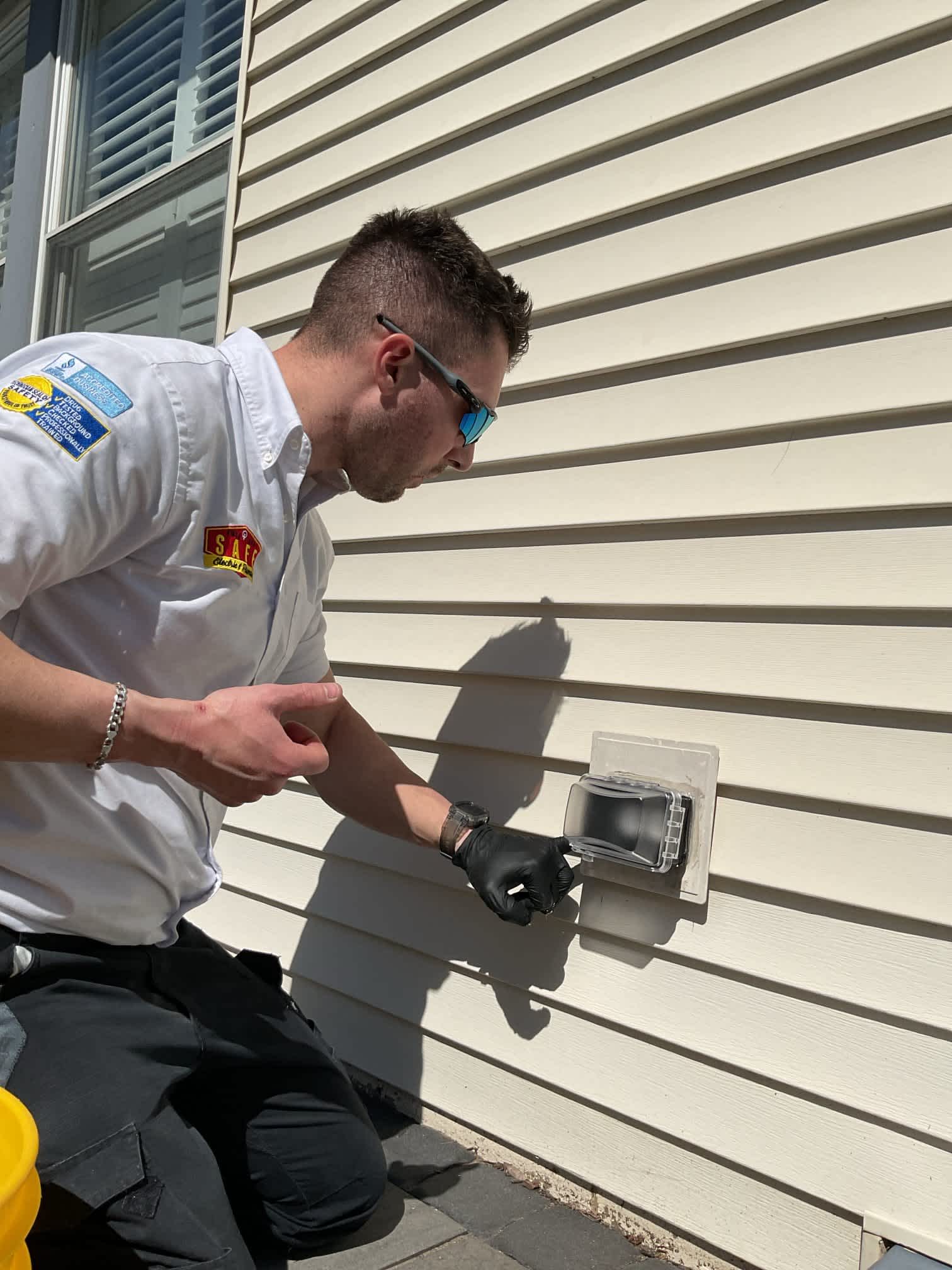 Safe Electric and Plumbing: Ensuring safety and professionalism in every outdoor electrical installation.