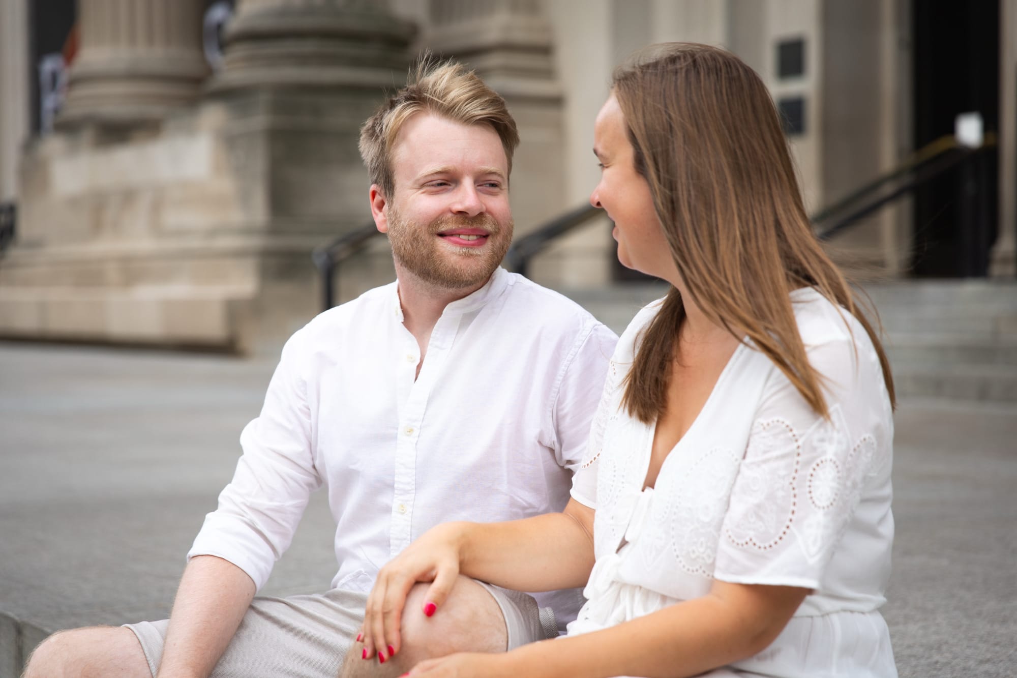 Maarten and Femke sitting together on the steps of the Met