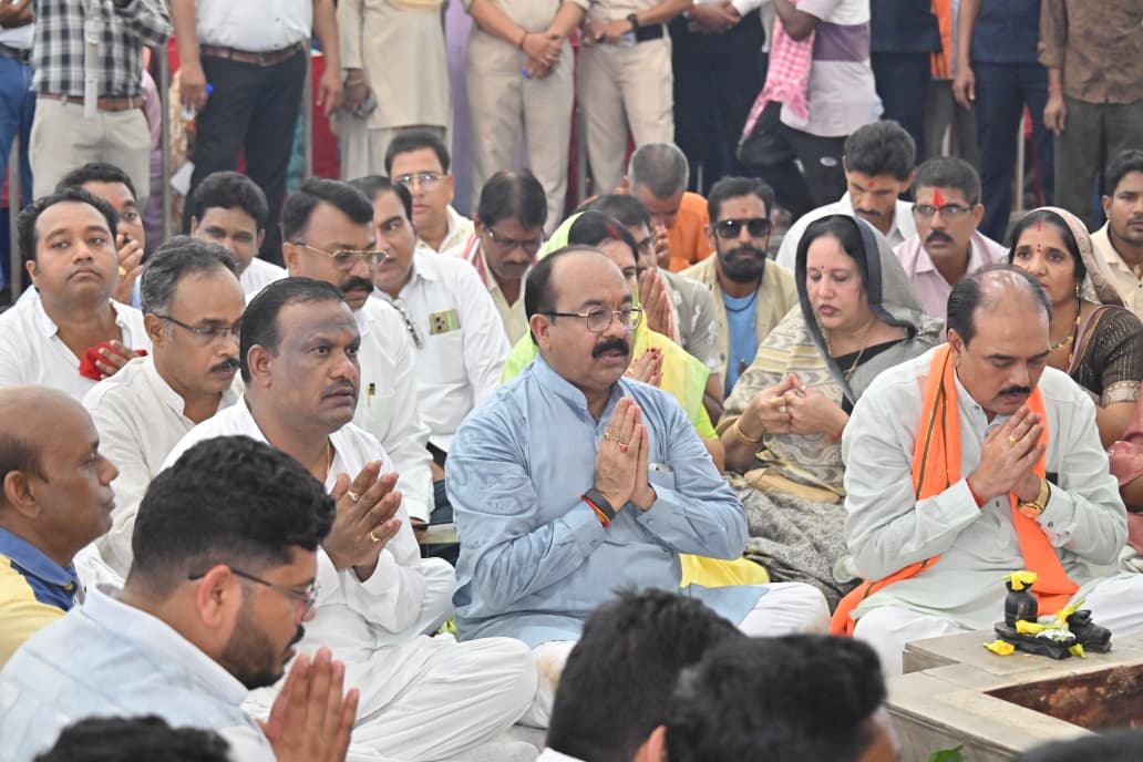 उप मुख्यमंत्री अरुण साव ने पेंशनधारियों के पैर पखार कर लिया आशीर्वाद, लोरमी में सेवा संकल्प का भावुक का पल