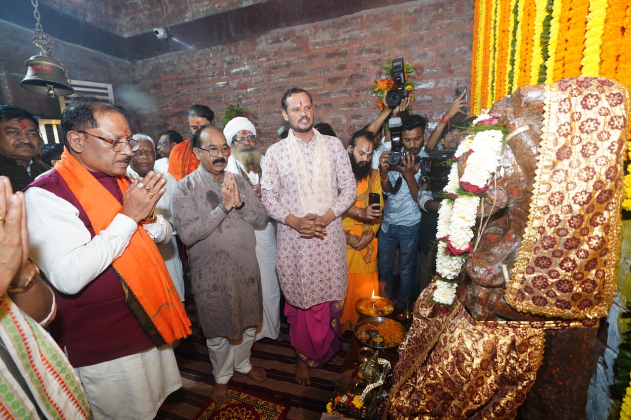 मदकूद्वीप पहुंचे CM साय, प्राचीन मंदिरों में की पूजा-अर्चना; कन्या पूजन कर मांगी प्रदेश की खुशहाली
